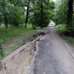 Ścieżka rowerowa i spacerowa w okolicy kieleckiego zalewu w coraz gorszym stanie / Wojciech Habdas / Radio Kielce