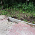 Ścieżka rowerowa i spacerowa w okolicy kieleckiego zalewu w coraz gorszym stanie / Wojciech Habdas / Radio Kielce