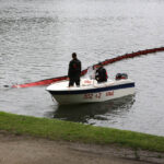 Strażacy przeprowadzili na kieleckim zalewie ćwiczenia, podczas których doskonalili umiejętność neutralizacji skażonej wody. / Wojciech Habdas / Radio Kielce