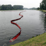 Strażacy przeprowadzili na kieleckim zalewie ćwiczenia, podczas których doskonalili umiejętność neutralizacji skażonej wody. / Wojciech Habdas / Radio Kielce