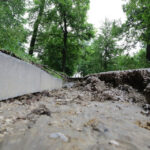 Ścieżka rowerowa i spacerowa w okolicy kieleckiego zalewu w coraz gorszym stanie / Wojciech Habdas / Radio Kielce