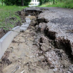 Ścieżka rowerowa i spacerowa w okolicy kieleckiego zalewu w coraz gorszym stanie / Wojciech Habdas / Radio Kielce