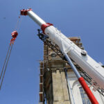 Montaż kopuły wieży klasztoru na Świętym Krzyżu. / Wojciech Habdas / Radio Kielce