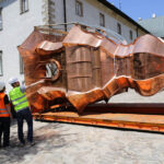 Montaż kopuły wieży klasztoru na Świętym Krzyżu. Kopułą składa się z czterech części, zwieńczonych krzyżem. / Wojciech Habdas / Radio Kielce