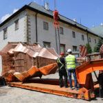 Montaż kopuły wieży klasztoru na Świętym Krzyżu. Kopułą składa się z czterech części, zwieńczonych krzyżem. / Wojciech Habdas / Radio Kielce