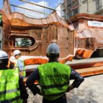 Montaż kopuły wieży klasztoru na Świętym Krzyżu. Kopułą składa się z czterech części, zwieńczonych krzyżem. / Wojciech Habdas / Radio Kielce