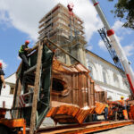 Montaż kopuły wieży klasztoru na Świętym Krzyżu. / Wojciech Habdas / Radio Kielce