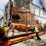 Montaż kopuły wieży klasztoru na Świętym Krzyżu. / Wojciech Habdas / Radio Kielce