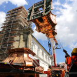 Montaż kopuły wieży klasztoru na Świętym Krzyżu. / Wojciech Habdas / Radio Kielce