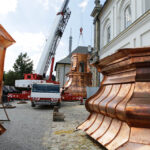 Montaż kopuły wieży klasztoru na Świętym Krzyżu. / Wojciech Habdas / Radio Kielce