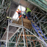 Montaż kopuły wieży klasztoru na Świętym Krzyżu. / Wojciech Habdas / Radio Kielce