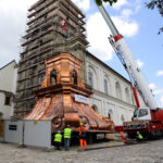 Montaż kopuły wieży klasztoru na Świętym Krzyżu. Początkowo próbowano podnieść dwa dolne elementy razem. Okazały się jednak za ciężkie. / Wojciech Habdas / Radio Kielce