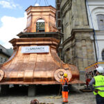 Montaż kopuły wieży klasztoru na Świętym Krzyżu. Konstrukcję trzeba było rozłączyć. / Wojciech Habdas / Radio Kielce