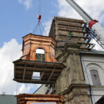Montaż kopuły wieży klasztoru na Świętym Krzyżu. / Wojciech Habdas / Radio Kielce