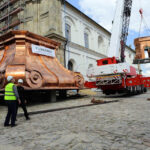 Montaż kopuły wieży klasztoru na Świętym Krzyżu. Ostatecznie zdecydowano o montażu każdego z czterech elementów oddzielnie. / Wojciech Habdas / Radio Kielce