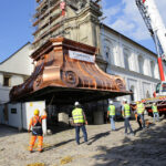 Montaż kopuły wieży klasztoru na Świętym Krzyżu. Montaż pierwszego elementu kopuły. / Wojciech Habdas / Radio Kielce