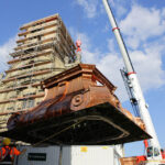 Montaż kopuły wieży klasztoru na Świętym Krzyżu. Montaż pierwszego elementu kopuły. / Wojciech Habdas / Radio Kielce