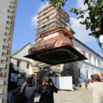 Montaż kopuły wieży klasztoru na Świętym Krzyżu. Montaż pierwszego elementu kopuły. / Wojciech Habdas / Radio Kielce