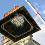 Montaż kopuły wieży klasztoru na Świętym Krzyżu. Montaż pierwszego elementu kopuły. / Wojciech Habdas / Radio Kielce