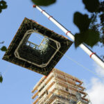 Montaż kopuły wieży klasztoru na Świętym Krzyżu. Montaż pierwszego elementu kopuły. / Wojciech Habdas / Radio Kielce