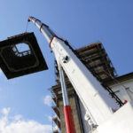 Montaż kopuły wieży klasztoru na Świętym Krzyżu. Montaż pierwszego elementu kopuły. / Wojciech Habdas / Radio Kielce