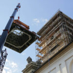 Montaż kopuły wieży klasztoru na Świętym Krzyżu. Montaż pierwszego elementu kopuły. / Wojciech Habdas / Radio Kielce