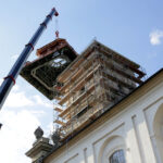 Montaż kopuły wieży klasztoru na Świętym Krzyżu. Montaż pierwszego elementu kopuły. / Wojciech Habdas / Radio Kielce