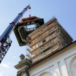 Montaż kopuły wieży klasztoru na Świętym Krzyżu. Montaż pierwszego elementu kopuły. / Wojciech Habdas / Radio Kielce