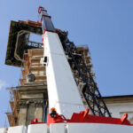 Montaż kopuły wieży klasztoru na Świętym Krzyżu. Montaż pierwszego elementu kopuły. / Wojciech Habdas / Radio Kielce