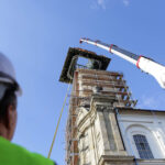 Montaż kopuły wieży klasztoru na Świętym Krzyżu. Montaż pierwszego elementu kopuły. / Wojciech Habdas / Radio Kielce