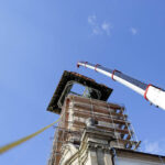 Montaż kopuły wieży klasztoru na Świętym Krzyżu. Montaż pierwszego elementu kopuły. / Wojciech Habdas / Radio Kielce