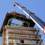 Montaż kopuły wieży klasztoru na Świętym Krzyżu. Montaż pierwszego elementu kopuły. / Wojciech Habdas / Radio Kielce