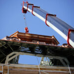 Montaż kopuły wieży klasztoru na Świętym Krzyżu. Montaż pierwszego elementu kopuły. / Wojciech Habdas / Radio Kielce