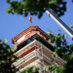 Montaż kopuły wieży klasztoru na Świętym Krzyżu. Montaż pierwszego elementu kopuły. / Wojciech Habdas / Radio Kielce