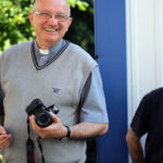 Montaż kopuły wieży klasztoru na Świętym Krzyżu. Superior o. Zygfryd Wiecha przyglądał się pracom. / Wojciech Habdas / Radio Kielce