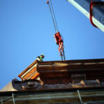 Montaż kopuły wieży klasztoru na Świętym Krzyżu. Montaż pierwszego elementu kopuły. / Wojciech Habdas / Radio Kielce