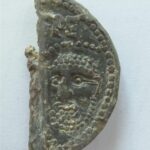 Fragment ołowianej pieczęci z XV wieku należącej do antypapieża Jana XXIII / Marek Florek / Wojewódzki Urząd Ochrony Zabytków. Delegatura w Sandomierzu