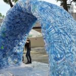 Łuk z butelek powstaje przy BWA / Dzięki uprzejmości Macieja Siudy