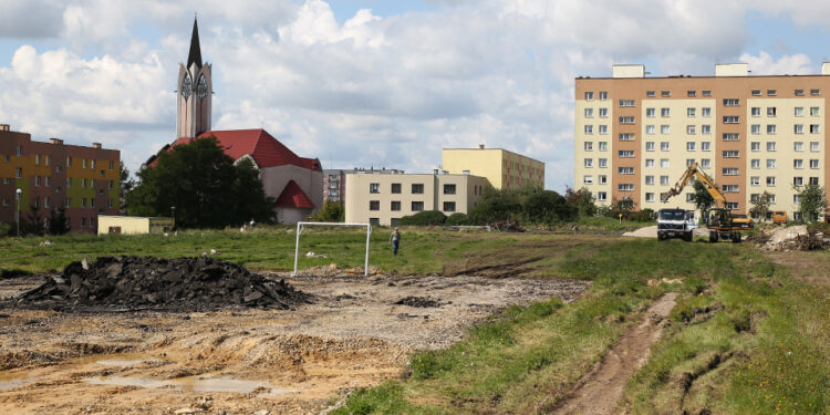 Przebudowa boiska przy SP nr 30 (25 sierpnia 2014 r.) / Piotr Michalski / Radio Kielce