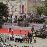 Wkroczenie Kadrówki i odsłonięcie pomnika Józefa Piłsudskiego widziane ze zwyżki (12 sierpnia 2014 r.) / Włodzimierz Batóg / Radio Kielce