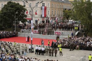 Wkroczenie Kadrówki i odsłonięcie pomnika Józefa Piłsudskiego widziane ze zwyżki (12 sierpnia 2014 r.) / Włodzimierz Batóg / Radio Kielce