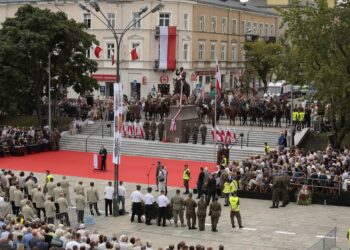 Wkroczenie Kadrówki i odsłonięcie pomnika Józefa Piłsudskiego widziane ze zwyżki (12 sierpnia 2014 r.) / Włodzimierz Batóg / Radio Kielce