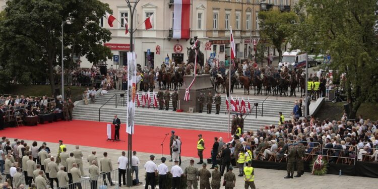 Wkroczenie Kadrówki i odsłonięcie pomnika Józefa Piłsudskiego widziane ze zwyżki (12 sierpnia 2014 r.) / Włodzimierz Batóg / Radio Kielce