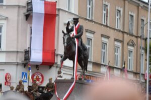 Uroczystości odsłonięcia pomnika Marszałka Józefa Piłsudskiego. / Stanisław Blinstrub / Radio Kielce