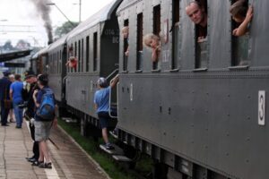 W miniony weekend w Skansenie Taboru Kolejowego w Chabówce odbyła się 10., jubileuszowa „Parowozjada”. Na tory wyjechały nie tylko napędzane parą lokomotywy, ale również zabytkowe wagony. Podczas dwudniowej imprezy można było podziwiać nie tylko parowozy, ale również wybrać się w podróż pociągiem retro. Tras było kilka, między innymi z Chabówki do Zakopanego / Robert Felczak / Radio Kielce