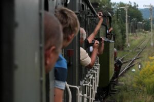 W miniony weekend w Skansenie Taboru Kolejowego w Chabówce odbyła się 10., jubileuszowa „Parowozjada”. Na tory wyjechały nie tylko napędzane parą lokomotywy, ale również zabytkowe wagony. Podczas dwudniowej imprezy można było podziwiać nie tylko parowozy, ale również wybrać się w podróż pociągiem retro. Tras było kilka, między innymi z Chabówki do Zakopanego / Robert Felczak / Radio Kielce