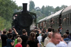 W miniony weekend w Skansenie Taboru Kolejowego w Chabówce odbyła się 10., jubileuszowa „Parowozjada”. Na tory wyjechały nie tylko napędzane parą lokomotywy, ale również zabytkowe wagony. Podczas dwudniowej imprezy można było podziwiać nie tylko parowozy, ale również wybrać się w podróż pociągiem retro. Tras było kilka, między innymi z Chabówki do Zakopanego / Robert Felczak / Radio Kielce