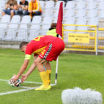 5. kolejka T-Mobile Ekstraklasy Korona Kielce - Górnik Zabrze. Piłkę w narożniku boiska ustawia Paweł Golański / Kamil Król / Radio Kielce