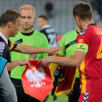 7. kolejka T-Mobile Ekstraklasy: Korona Kielce - Jagiellonia Białystok. Przywitanie się kapitanów obu zespołów / Krzysztof Żołądek / Radio Kielce