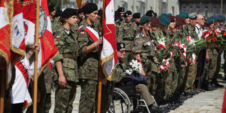 Kadrówka dotarła do Kielc, uroczystości pod Pomnikiem Czwórki Legionowej z udziałem najwyższych władz państwowych, wojskowych i samorządowych, meldunek komendanta Marszu, złożenie kwiatów / Wojciech Habdas / Radio Kielce